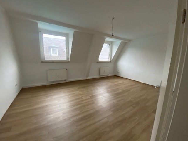 Wer will mich!? Zentrale 2-Zimmer-Wohnung, frisch saniert!